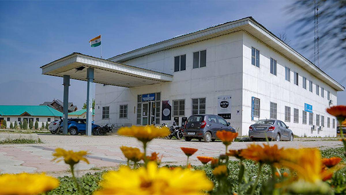 'আমার ডেট হয়ে যাও'মন্তব্য নিয়ে শিক্ষার্থীদের প্রতিবাদের পর সহযোগী অধ্যাপককে সরিয়ে দিল কাশ্মীর বিশ্ববিদ্যালয়