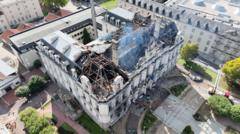 Verdächtiger nach Brandanschlag auf historisches Rathaus während Ausschreitungen festgenommen - französische Medien