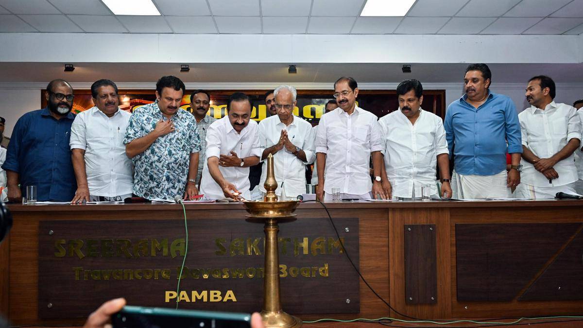 Keralam CM offers prayers at Sabarimala, reviews pilgrimage preparations