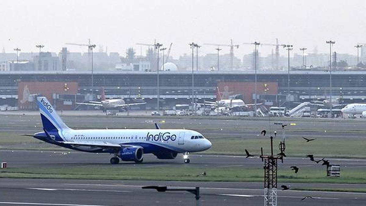 الوجه من طائرة INDIGO الطيارة تم العثور عليه مكسوراً بعد وصولها إلى مطارLucknow، توقعت بضربة闪电