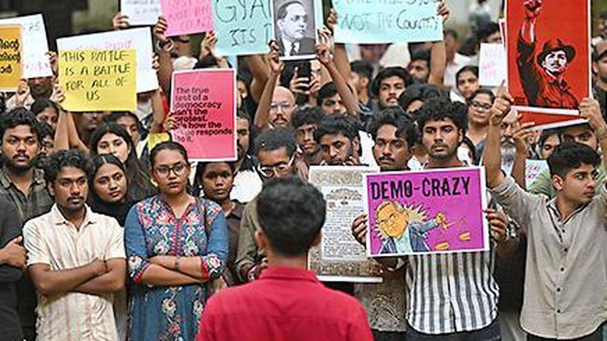 Left student outfits to take out march to Lok Bhavan in Keralam on October 23