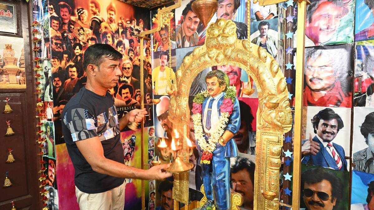 મદુરાઈના રજની મંદિરમાં રજનીકાંત થીમ આધારિત કોલુનું પ્રદર્શન કરવામાં આવ્યું