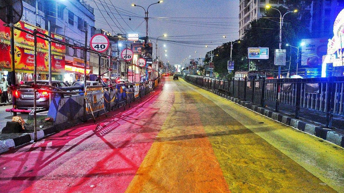Kolkata-Straßen erstrahlen in Farbe, traditionelle ‘alpona’ vor dem Durga Puja