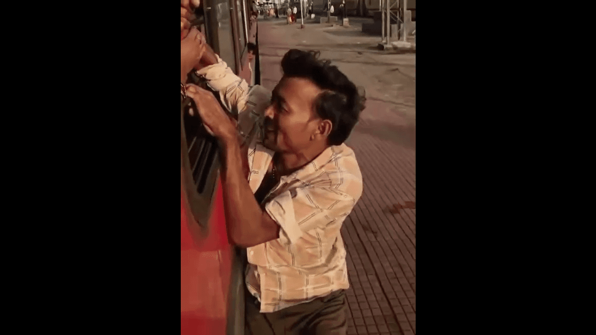Alleged mobile snatcher caught by passengers, dragged alongside running train in Bihar’s Bhagalpur