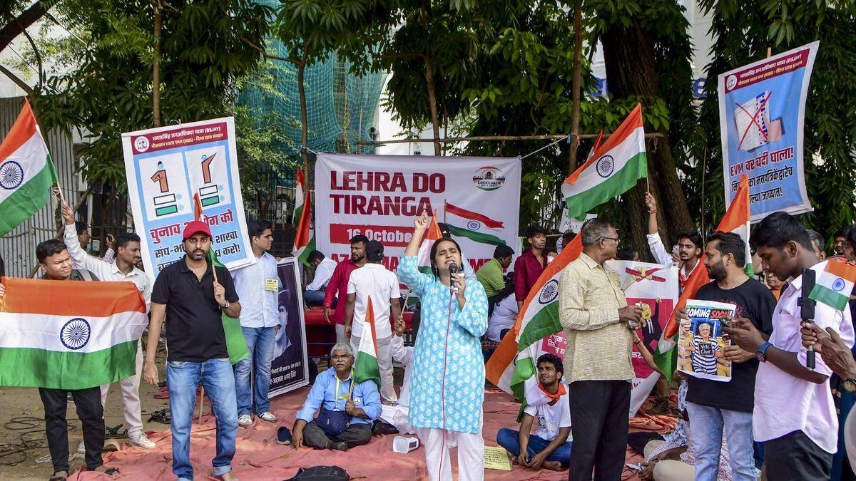 Protesters seek CEC’s resignationat Lehra Do Tiranga in Mumbai