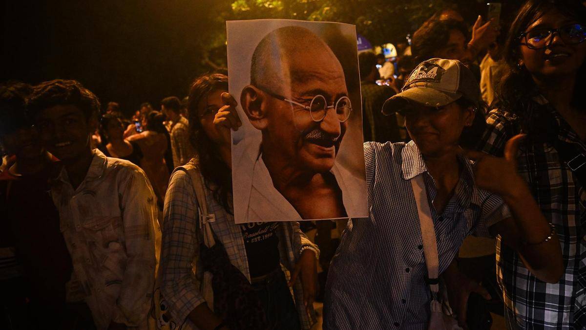 Compreender o ressurgimento de Gandhi na política de oposição da Índia