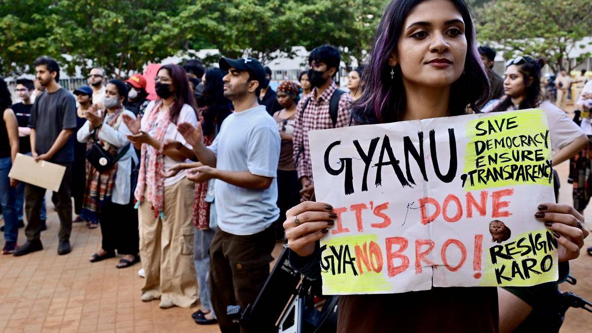 Polisi menindak demonstran anti-SIR di Bengaluru, menahan 100 orang
