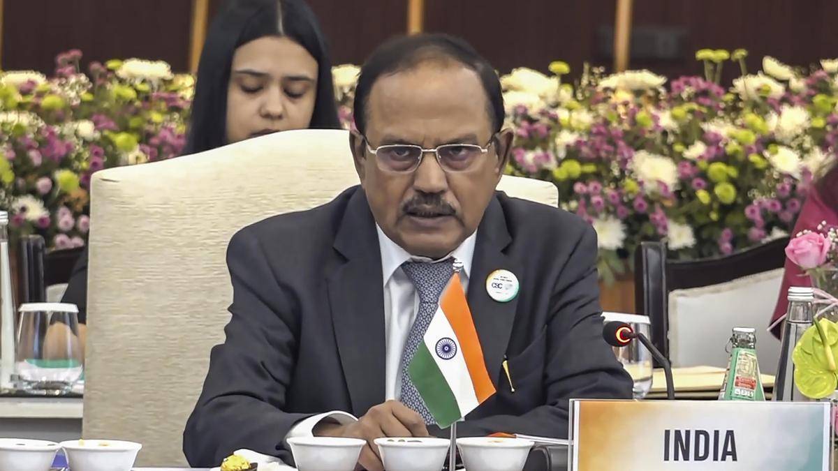 डोभाल ने ईरान के एनएसए से की बात, होर्मुज में जहाजों पर हमले के बाद'ताजा घटनाक्रम'पर की चर्चा