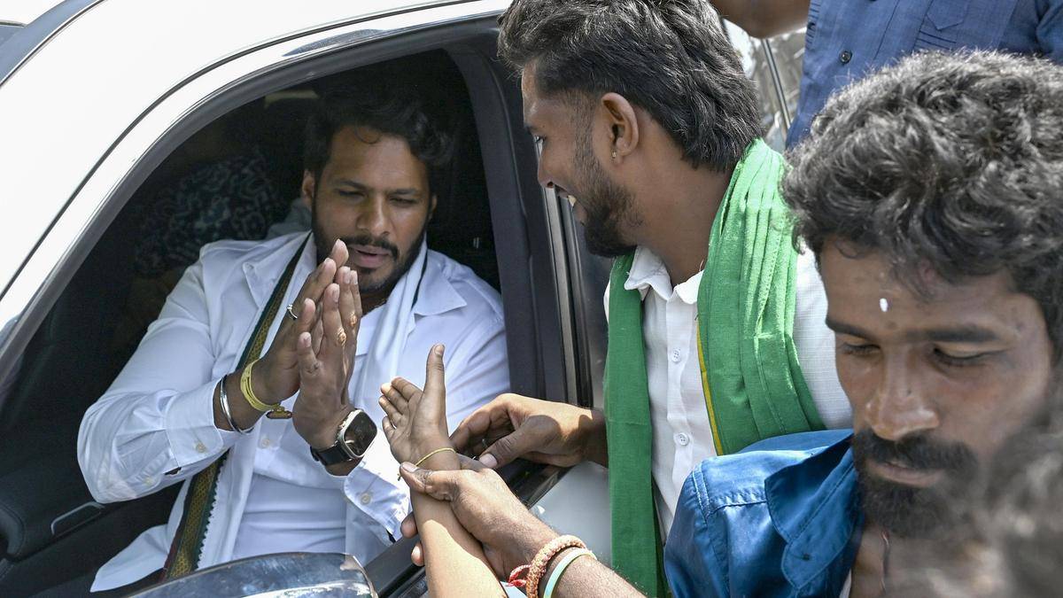ശിവമോഗ ഗ്രാമങ്ങൾ സന്ദർശിച്ച് ജെഡിഎസ് യുവജന വിഭാഗം പ്രസിഡന്റ് നിഖിൽ കുമാരസ്വാമി, കാർഷിക വായ്പകൾ എഴുതിത്തള്ളണമെന്ന് സംസ്ഥാന സർക്കാരിനോട് അഭ്യർത്ഥിച്ചു