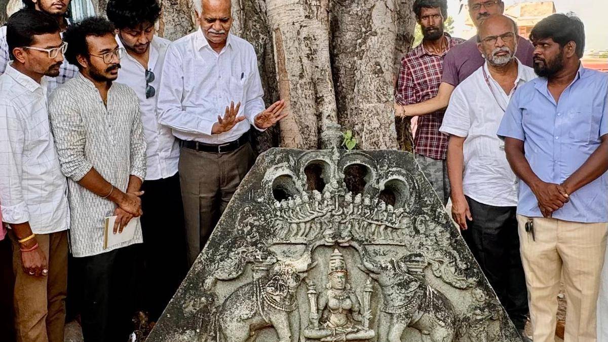 Seltene Gajalakshmi-Skulpturen aus der Rashtrakuta-Zeit wurden im Medak von Telangana vernachlässigt gefunden