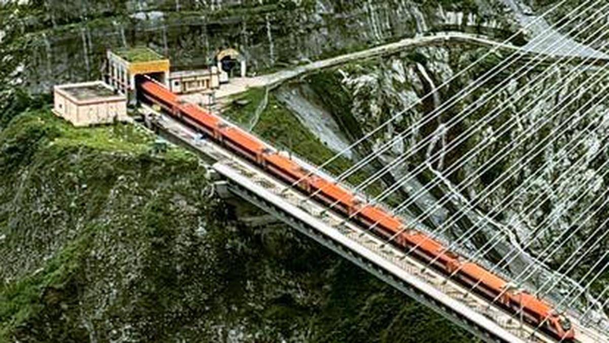 Der Vande Bharat überquert den Chenab, der Anji überbrückt mit einer Geschwindigkeit von 100 km/h und die Katra-Banihal-Trennlinie wurde erhöht
