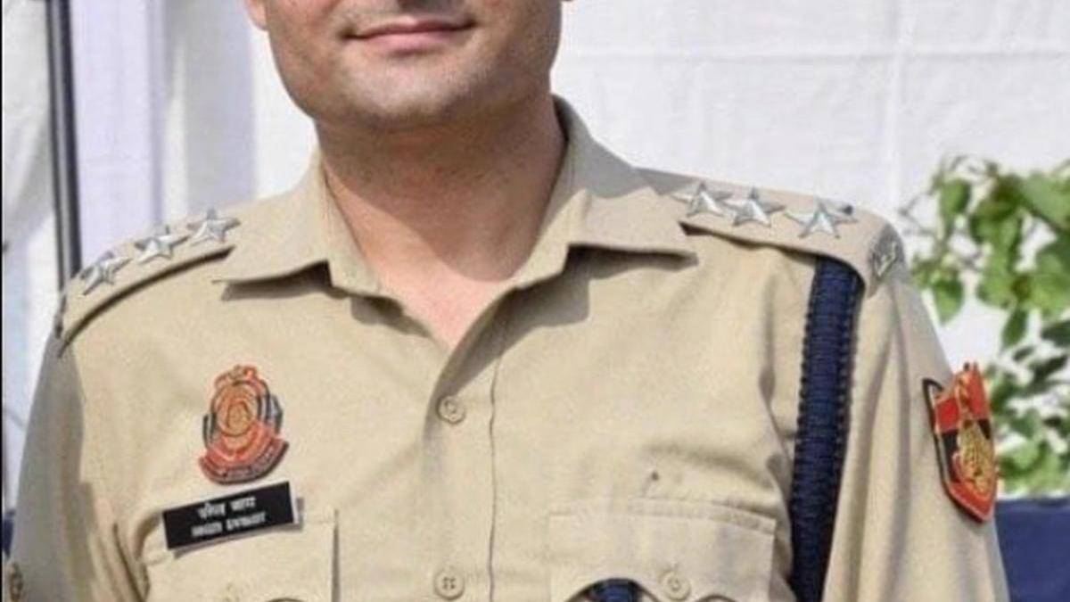 Der Polizeibeamte von Delhi wird sexuell belästigt.