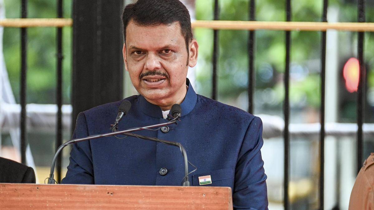 അൾട്രാ ലെഫ്റ്റിസ്റ്റ് മാനസികാവസ്ഥ കൊണ്ടുവരാൻ ആഴത്തിലുള്ള ഗൂഢാലോചന: കോൺഗ്രസിനെ ഭരണഘടനാ വിരുദ്ധമെന്ന് ഫഡ്നാവിസ്