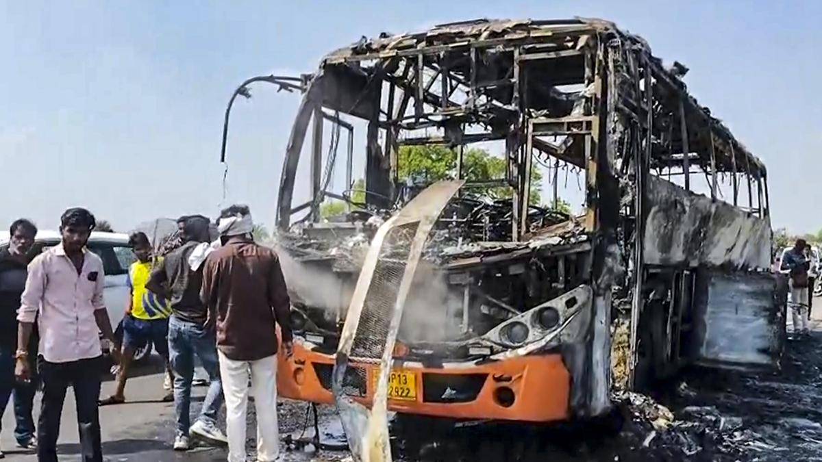 সম্প্রতি চালু হওয়া এমপি সরকারি পরিষেবার অধীনে চলমান যাত্রীবাহী বাস, আগুনে পুড়ে গেছে; যাত্রীদের নিরাপদে সরিয়ে নেওয়া হয়েছে