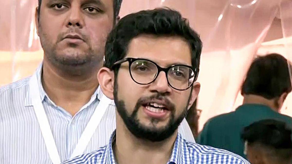 عادية ثاكري ينضم إلى احتجاج مجلس النواب في بونيه يدعم طلب خروج رئيس مجلس النائب