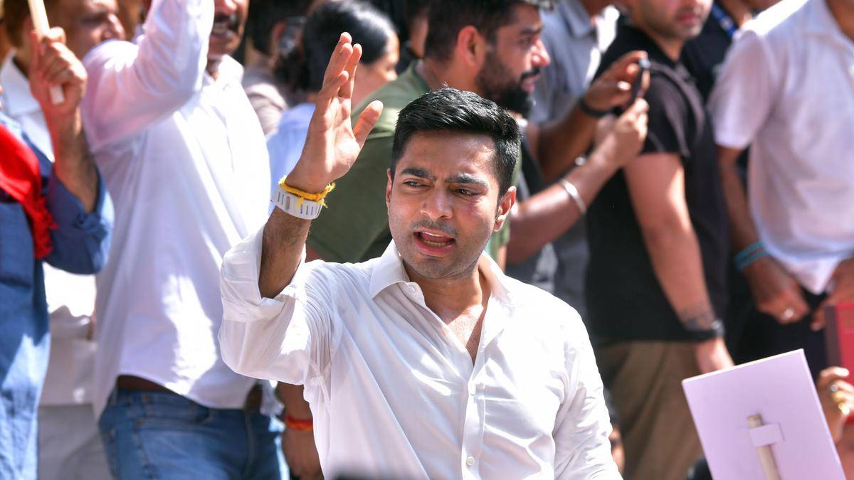 बिलबोर्ड मामला: अभिषेक बनर्जी के घर फिर पहुंची पुलिस, पूछताछ के लिए दिया नोटिस