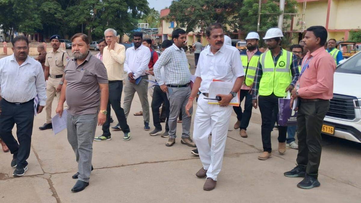 Senior officer of Railway Construction Organisation inspects Sundaraperumal Koil-Aduthurai stretch
