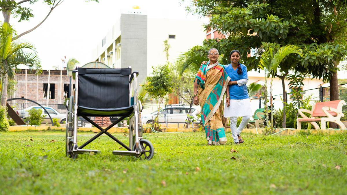 Warum braucht Indien eine ausgebildete Belegschaft für die Altenpflege?