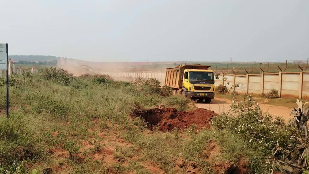 Après le rapport de The Hindu, le Collecteur ordonne à GMR de réparer les routes endommagées lors de la construction de l'aéroport de Bhogapuram