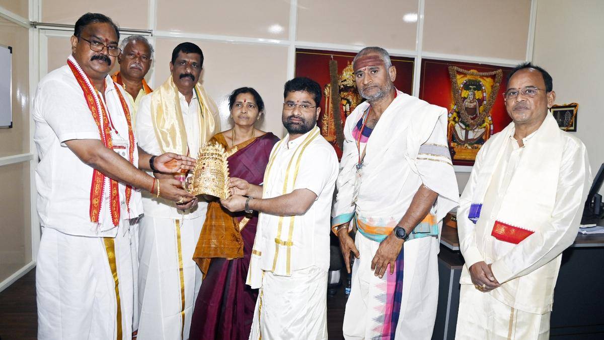 Devotee from Srikakulam gifts ₹75-lakh gold crown to Kanaka Durga at Indrakeeladri