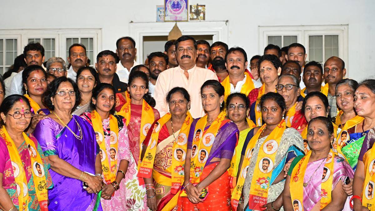 Rund 100 YSRCP-Führungsmitglieder und -Mitarbeiter schließen sich der TDP in Visakhapatnam vor den Kommunalwahlen an.
