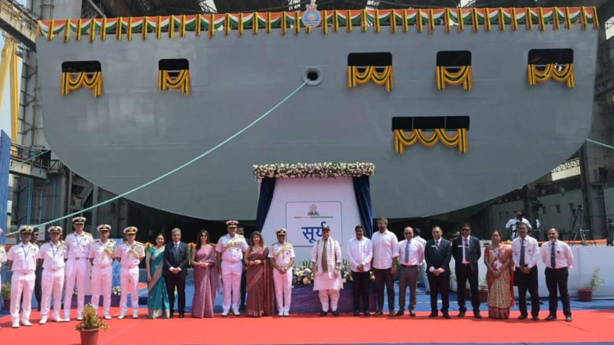 Rajnath Singh startet die erste indigenische Flottestütz-Boot von der Marine in Visakhapatnam