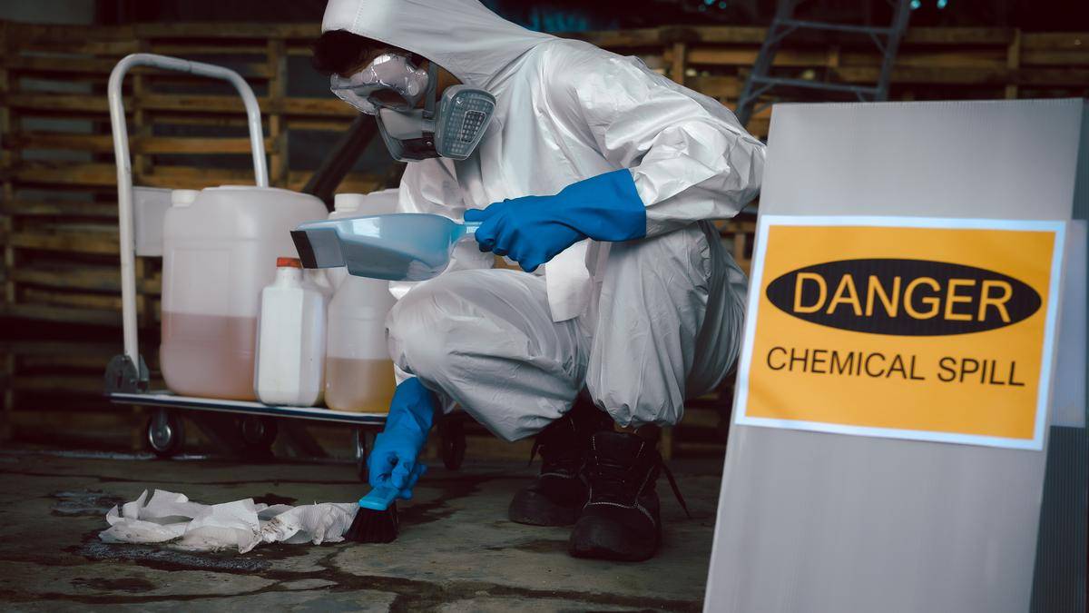Ein chemisches Leck in der Farbeinheit lässt 50 Menschen mit Atembeschwerden in Salem zurück.