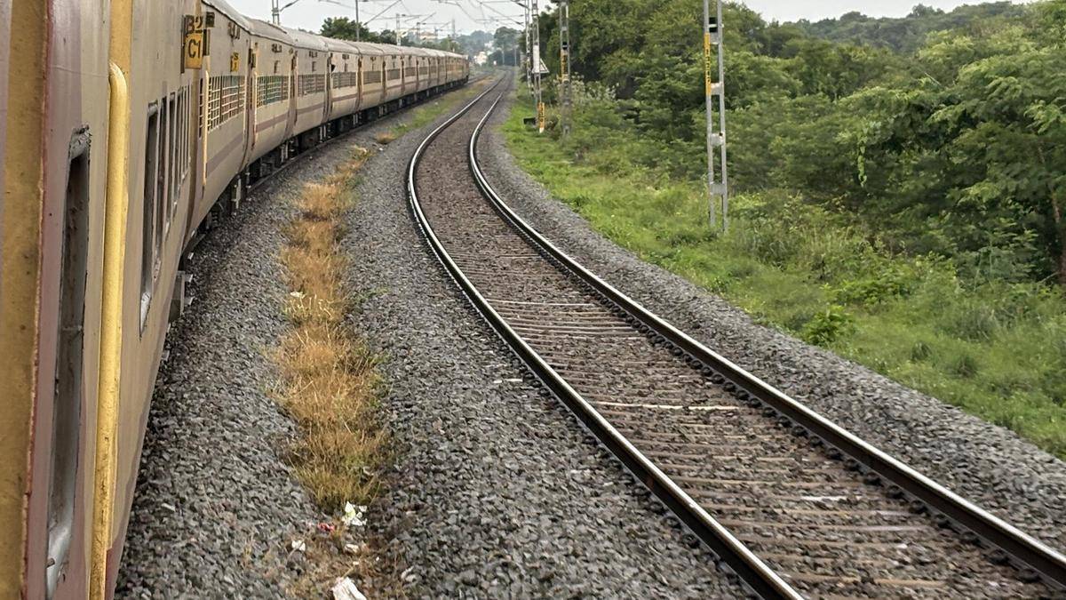 Heavy rain triggers minor landslips; Bilaspur-Tirunelveli Superfast Express loco derails at Parassala in Keralam