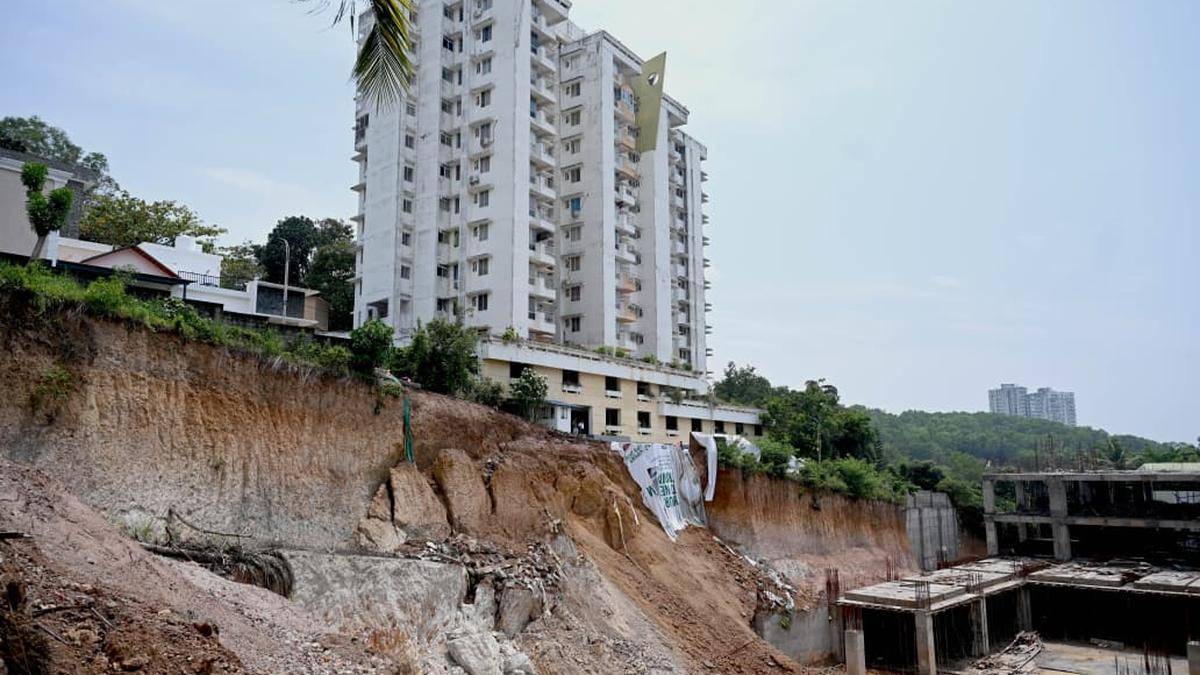 Erdeinbruch in Akkulam: Collector stoppt Bau eines Schulgebäudes und ordnet Evakuierung angrenzender Wohnungen an
