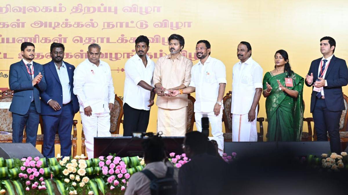 Tamil Nadu CM Vijay weiht Periyar Arivulagam in Coimbatore im Wert von 301,71 Crore ₹ ein