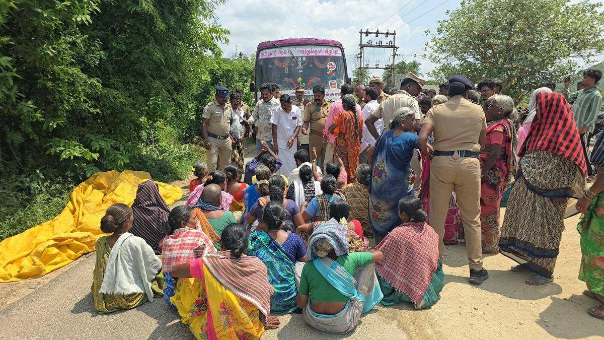 কী স্ট্র্যাচ অবরোধ গ্রামবাসীদের, তাসম্যাক আউটলেট স্থানান্তরের দাবি