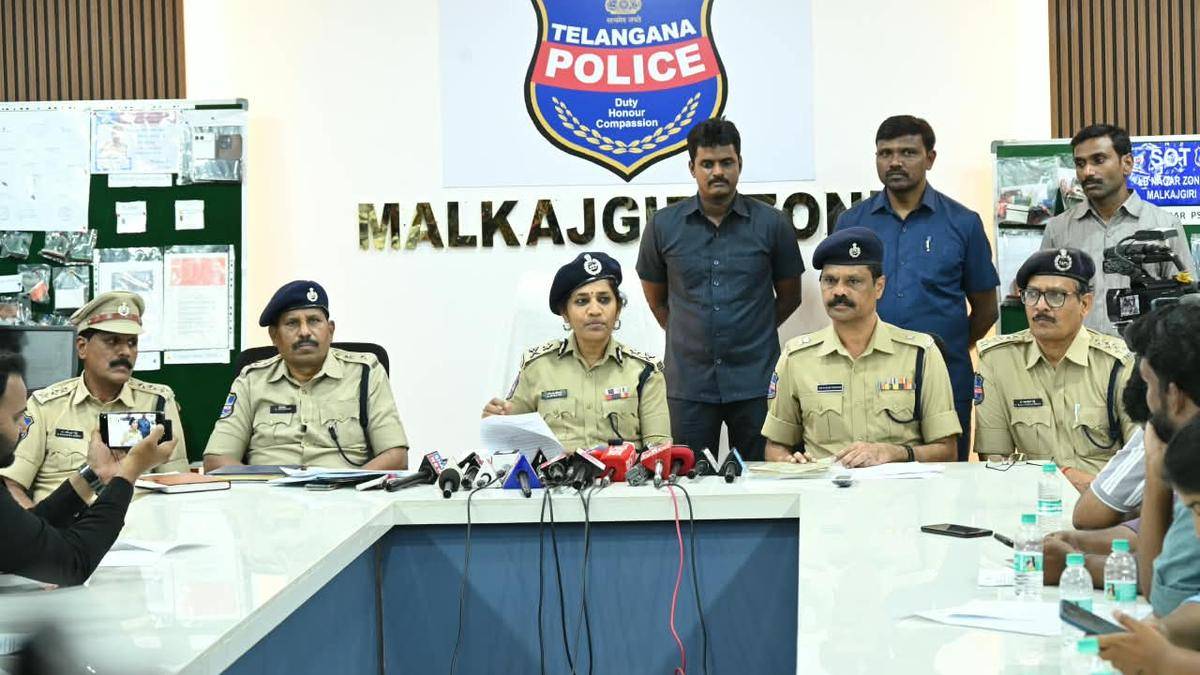 Streit, verlassene Immobilien, die mit gefälschten Dokumenten angegriffen wurden, zwei in Malkajgiri
