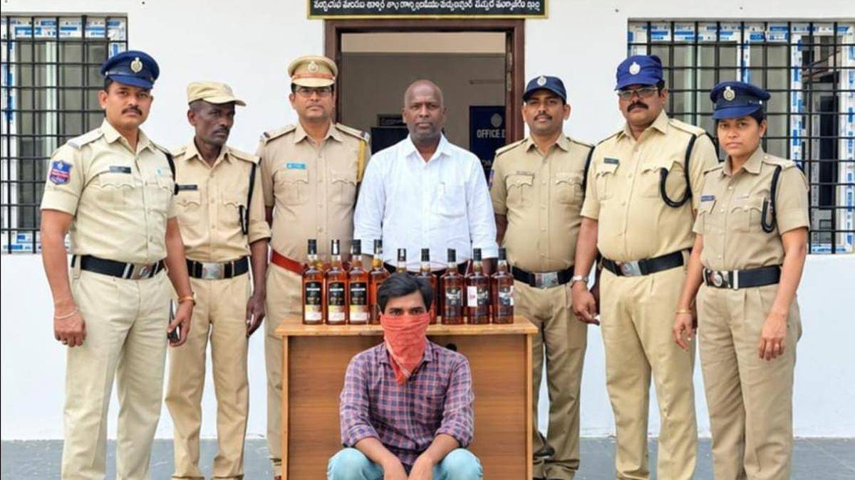 Man caught transporting liquor worth ₹25,000 in Hyderabad